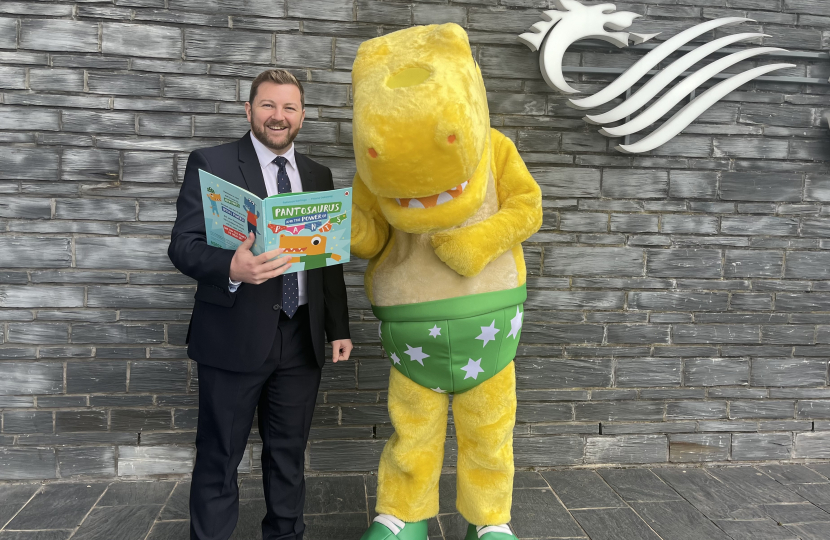 Kurtz goes Jurassic as Pantosaurus visits Senedd NSPCC Campaign