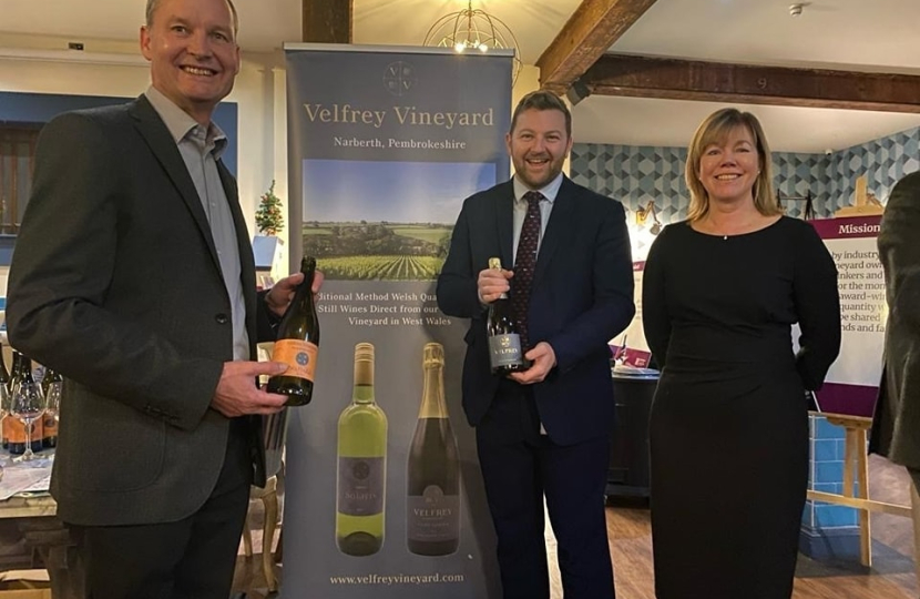 Samuel Kurtz MS (centre) with Velfrey Vineyard owners Andy and Fiona Mounsey