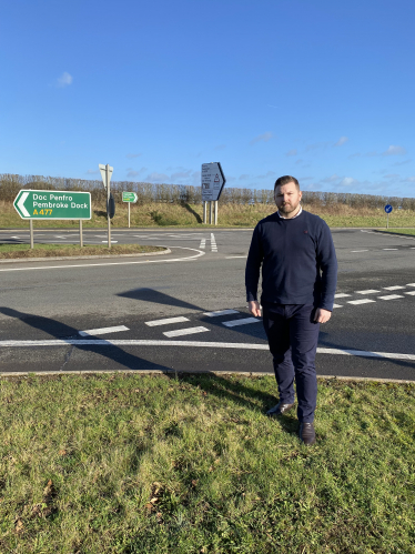 Kurtz Keeps Pressure on Welsh Government over Nash Finger Post Improvements