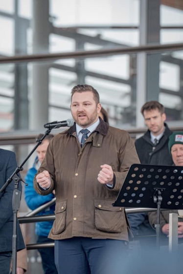 Kurtz leads farming protest on the Senedd's steps